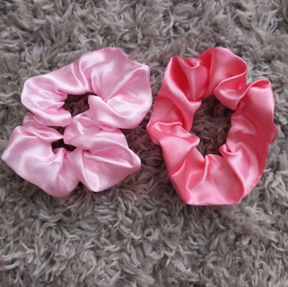 2 pink scrunchies - Picture 1 of 2